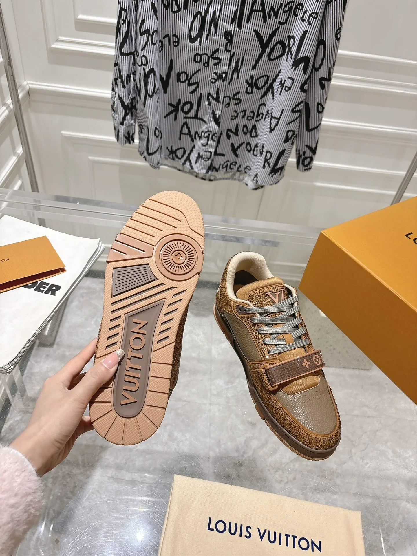 💕💕Factory direct selling price p840💕💕 Top version #couple style ⚠️ Comes with a full set of aviation box packaging ⚠️2️⃣0️⃣2️⃣5️⃣The hot LV full diamond 𝘁𝗿𝗮𝗶𝗻𝗲𝗿 series of the latest couple's sneakers, the quality has been upgraded again, the details are awesome It just doesn’t look too good! The model was sold out immediately within ten minutes of the official website going on sale. TPU outsole, mold fee is 2w+. The texture is comparable to the original version. The feet are made of polymeter micro-material and breathable British mesh. The details are the same as the original version. Please pay attention to distinguish the currency materials on the market. Size: Female 35-39, Male 39-45M